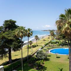 Beautiful front-line beach apartment in Estepona.
