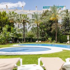 Puerto Banús, Edificio Tembo, 2 bedroom apartment, parking and pool
