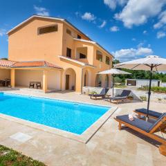 Beautiful Home In Divsici With Outdoor Swimming Pool