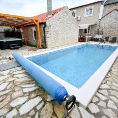 Stone Villa Chiara with pool and jacuzzi