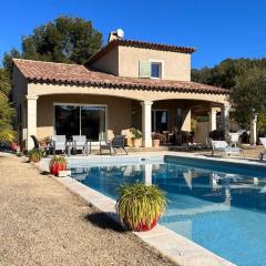 Villa et piscine au jardin typique méditerranéen