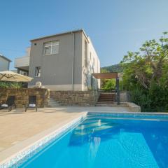 Luxury apartment with pool-The Box