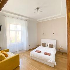 MIAMO apart Вірменська