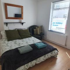 Roomy dog friendly Gosport town house sleeps 6