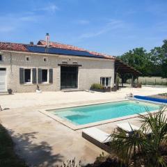 Gîte avec piscine au cœur de la campagne