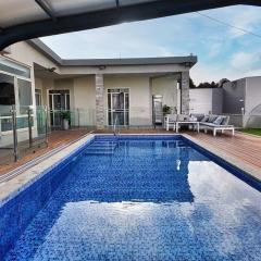 אחוזה על המים - וילה יוקרתית עם בריכה מחוממת וג'קוזי - Luxury 4 Bedroom villa with heated pool and jacuzzi