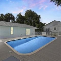Cabin Style Pool Home w/ Guesthouse! Sleeps 10!