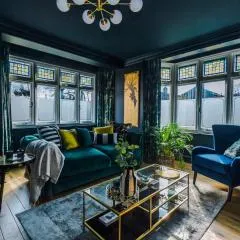 Exquisite Home in Windsor by Casa by Grace, Near Legoland, Perfect for large groups, Pet Friendly, Free Parking, sleeps 7-9!