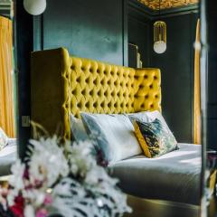 The Windsor Tapestries Retreat - Sleeps up to 9, Hot Tub, Free Parking, Dog Friendly