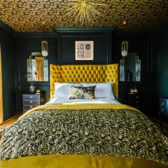 The Windsor Tapestries by Casa by Grace - Luxury 4 Bed Home, Sleeps up to 9, Hot Tub, Free Parking, Dog Friendly, Legoland, Windsor Castle