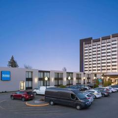 트래블로지 호텔 & 컨벤션 센터 퀘벡 시티(Travelodge by Wyndham Quebec City Hotel & Convention Centre)