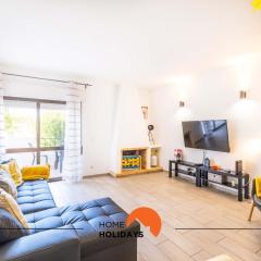 #112 Oura Flat by Home Holidays