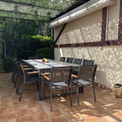 Moderna Casa de Lujo con Jardín y Barbacoa