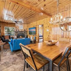 Whisk-A-Way Cabin - Beautiful Boulder Bay Cabin with Hot Tub, Walk to Lake!