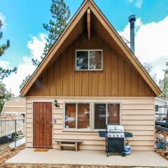 Twin Bear - Cozy and convenient, relaxing cabin with a nice fenced yard and a BBQ