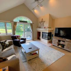 FV4 Fairway Village Condo, close to Omni Mount Washington! Fireplace, wifi, golf, skiing!