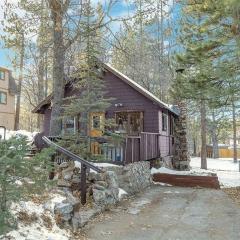 The Cozy Cub - Cozy vintage cabin, Hot tub, gas grill, quiet area! Perfect place to relax!