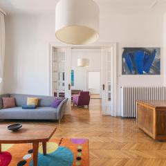 Sunny, Airy, Artsy & Authentic Loft with Balcony