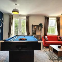 3-Bedroom Home with Pool Table, Garden, Balcony & Parking - Leicester
