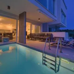 VILLA SOLIS LACUS modern Apartment - private heated pool - Air Conditioning -Smart TV - Free parking