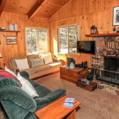 Owl Cabin - Sierra style cabin located on a quiet road in Fawnskin and backs up to National Forest!