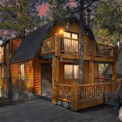 Ivvy Bear Lodge - Charming log cabin with Hot tub! Short walk to Village!