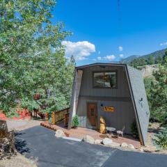 Moon View Cabin- Gorgeous views of the mountain with a hot tub!