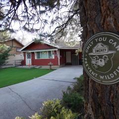 Cozy Red Cabin - Nestled in a cozy neighborhood, short walk to Sugarloaf Park! Hot Tub!