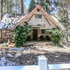 Cornerstone Cabin -Fun and cozy home with a hot tub that backs to the National Forest!