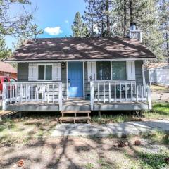 Knotty Knight- Walking distance to the lake as well as the Village!