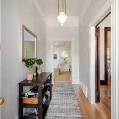 STYLISH AND SPACIOUS 2ND Flr 2 BR VICTORIAN HOME