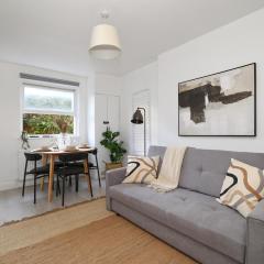 W London apt for 4. Open plan kitchen/living room