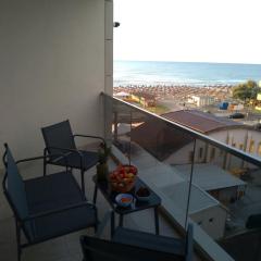 Apartament Lucia, la 10 m de plaja, vedere superba spre mare