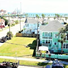 CasaAzul-2605B-Beach & Pleasure Pier a block away