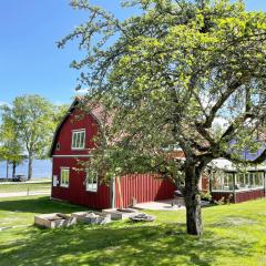 Nice holiday home with a view of lake Asnen in Hulevik, Lonashult