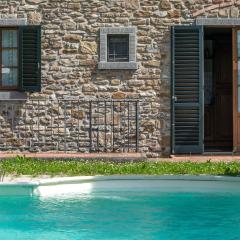 Experience the charm of Tenuta Le Caselle, a cozy farmhouse surrounded by nature and comfort!