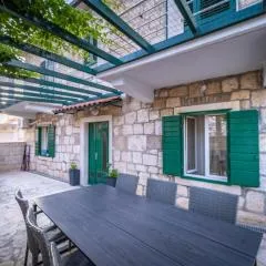Spacious apartment 50 m from the beach