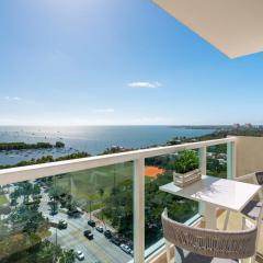 Ocean View Balcony steps from Restaurants, Peacock Park & Marina