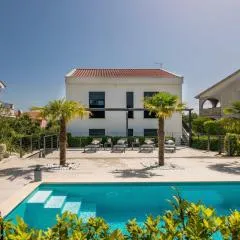 Tea Deluxe Apartment with private Pool