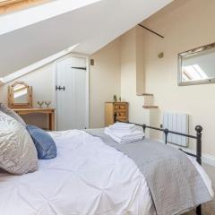 Cosy 2 bed with parking and garden