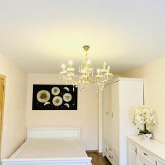 Gražus butas, ramioje kaiminystėje, netoli jūros