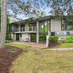 Modern Style Lakefront Retreat