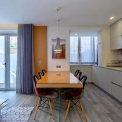 Bright Lisbon T2 with 35 m2 Terrace, 2bed and 2bath and fast internet!