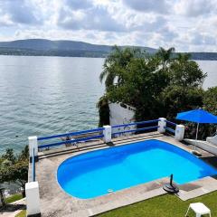 Casa Azul de Luna a pie del lago de Tequesquitengo