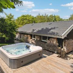 Lovely Home In Mesinge With Jacuzzi