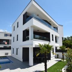 AK lux apartment with private pool