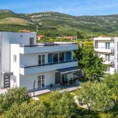 Nice Home In Kastel Novi With Jacuzzi