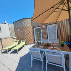 Duplex met zonnig terras aan haven en zee