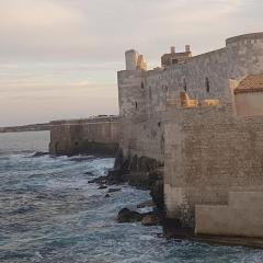 Alle Porte del Castello Maniace