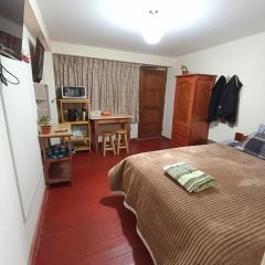 habitación acogedora con baño privado